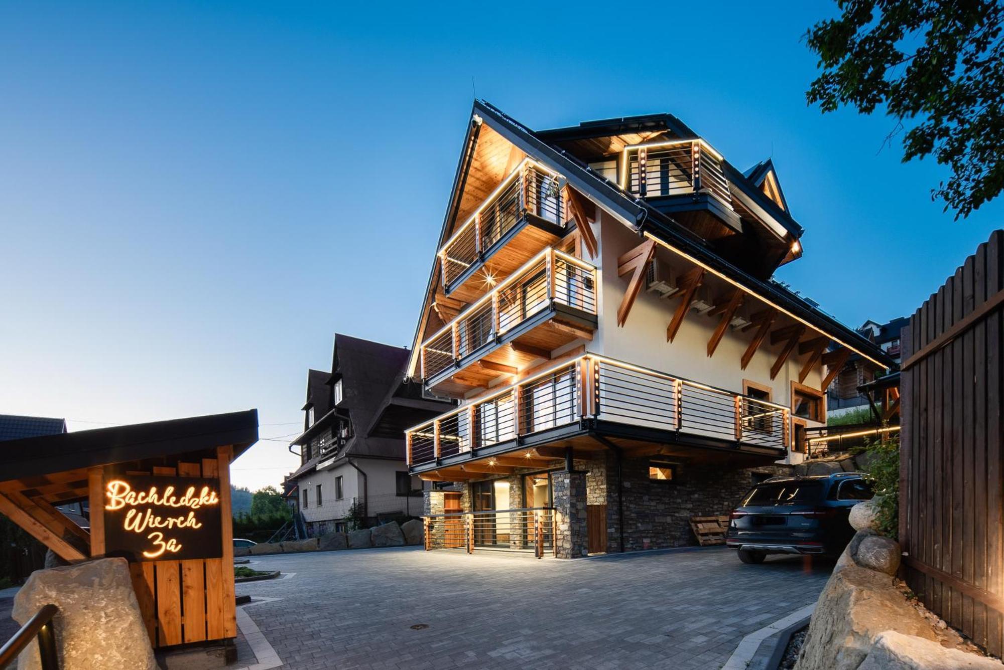 Mountain Base - Milton Bachledzki Wierch 3 *